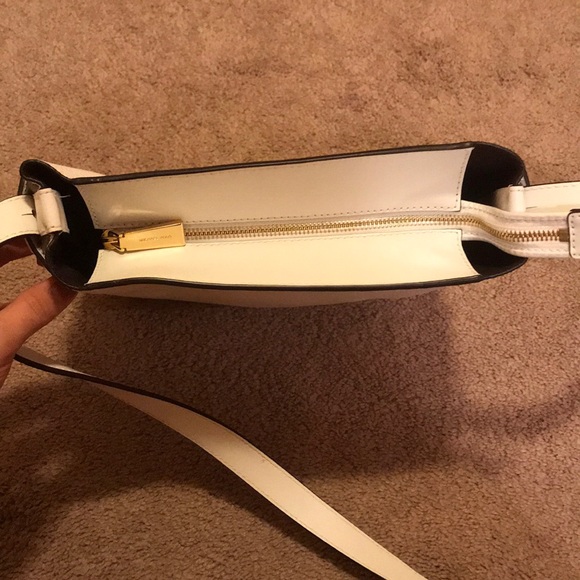 Michael Kors - White crossbody bag w/ gold accents - Picture 5 of 8